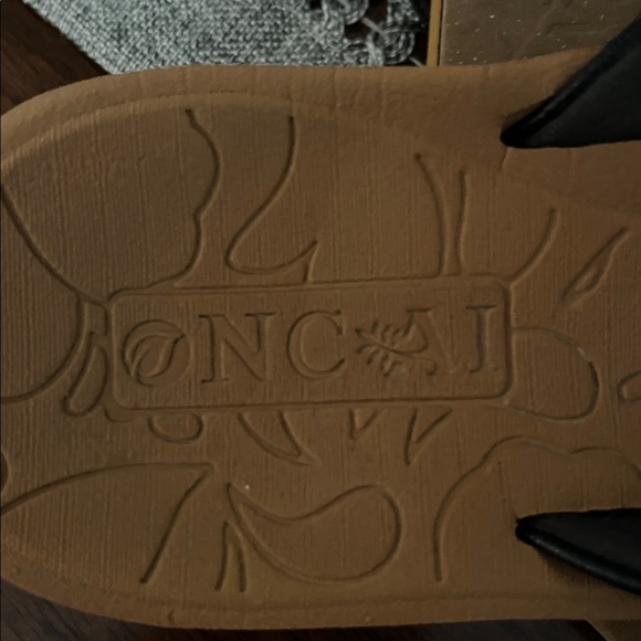 Elegant Black and Tan Women's Sandals - Picture 4 of 4